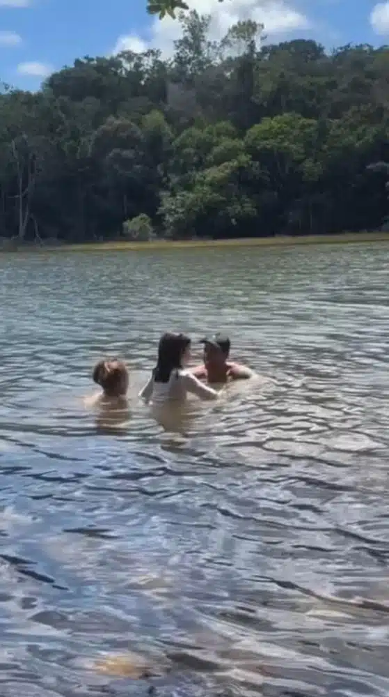 As gêmeas de Ivete Sangalo nadando com o papai, Daniel Cady, na lagoa