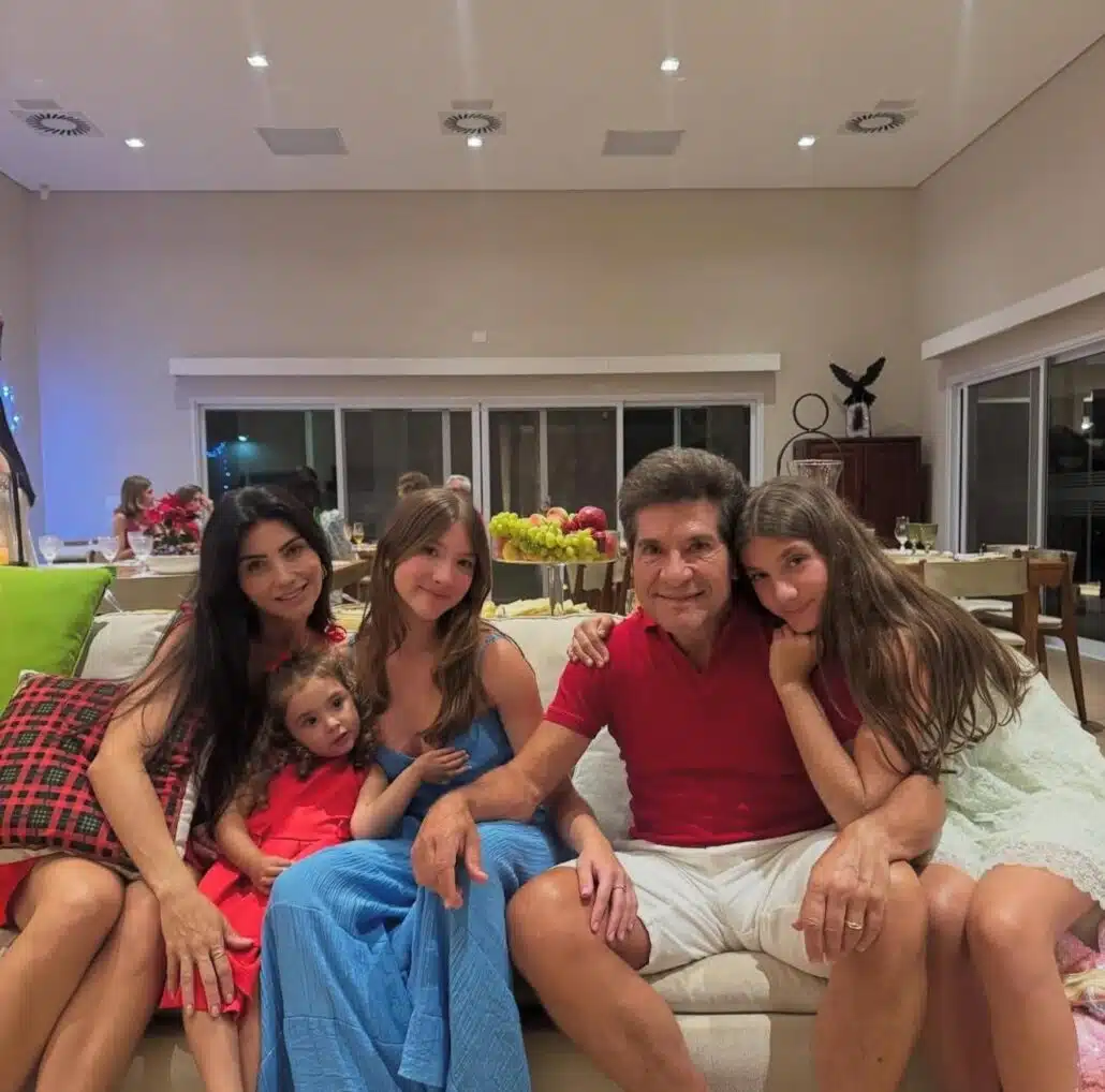 Daniel surgiu com a esposa e as três filhas na sala da mansão