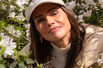 Deborah Secco encanta ao surgir em viagem com sua filha a Roma e encanta