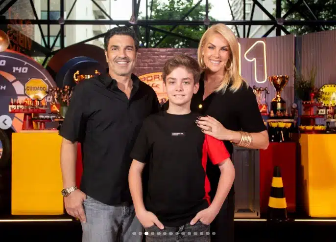 Edu Guedes posa com Ana Hickmann e o filho dela na festa de aniversário dele e surpreende