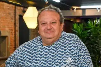 O chef Erick Jacquin mostra a filha gêmea desenhando e se declara