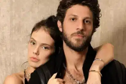 Laura Neiva mostra rostinho de sua bebê com Chay Suede e impressiona