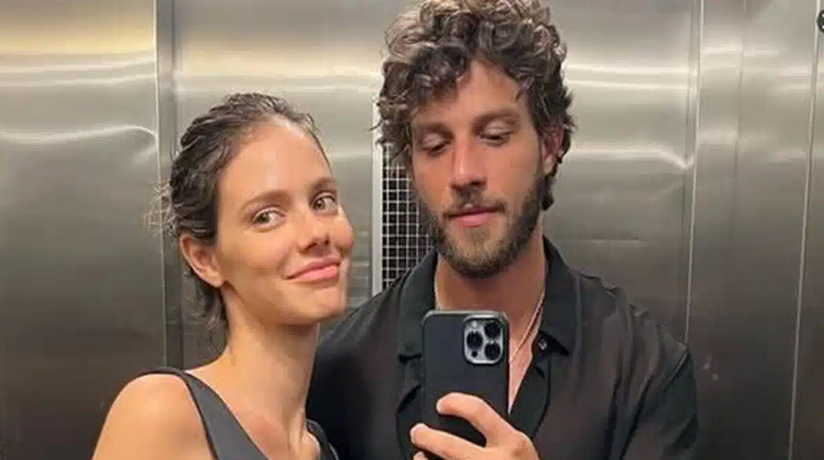 Esposa de Chay Suede encanta ao posar com sua bebê em rara aparição