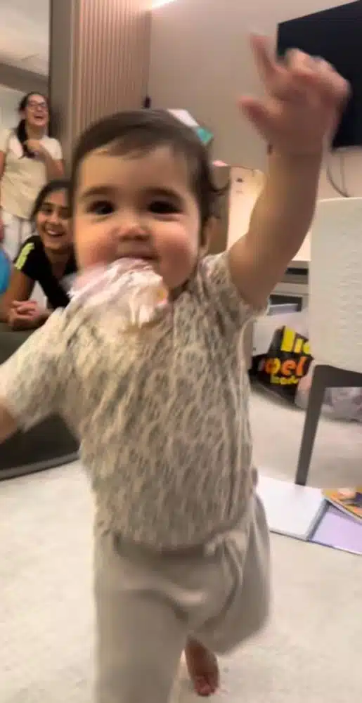 A pequena Izabela, filha de Gabriela e Fabiano Menotti, dando seus primeiros passos sozinha