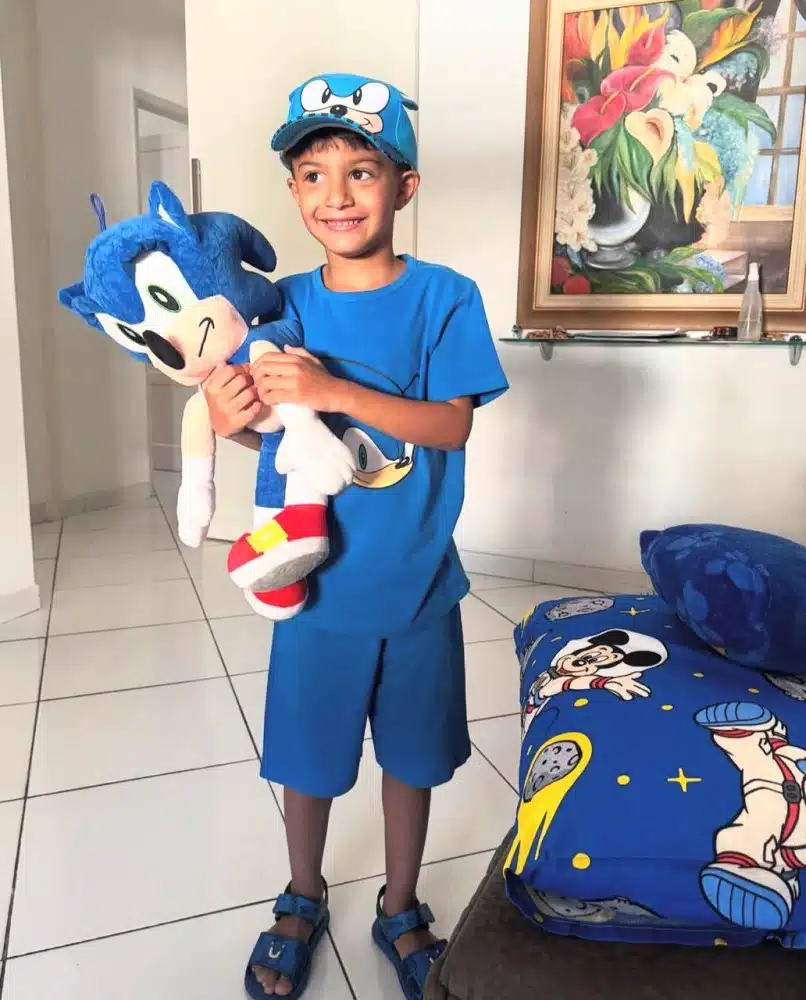Miguel, filho de Carol Marchezi e Felipe Araújo, pronto para a festa na escola