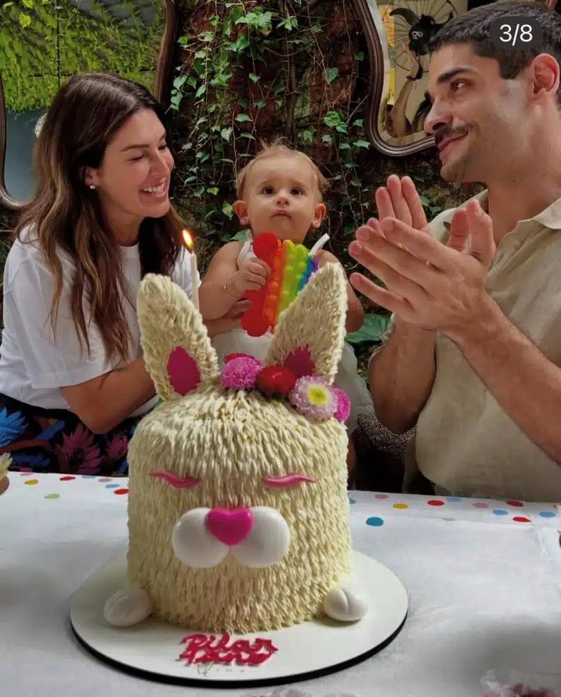 Fernanda Paes Leme e ex, Victor Sampaio, festejam juntos o 1º aniversário da bebê