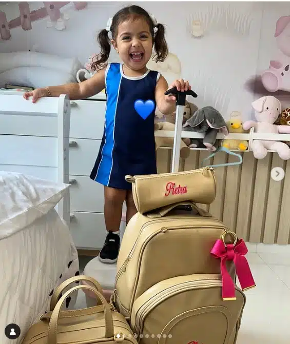 Pietra, filha de Tays Reis e Biel posa toda feliz indo para a escolinha e fofura encanta