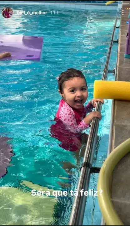 Pietra, filha de Tays Reis e MC Biel na aula de natação e encanta