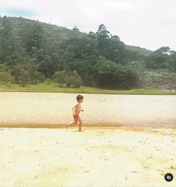 Filho de Andréia Sadi surge correndo na areia da praia e chama a surpreende