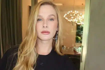 Fiorella Mattheis celebra os 8 meses do bebê com um bolo