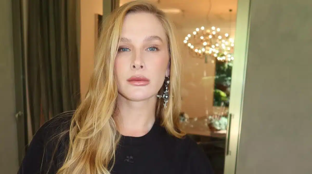 Fiorella Mattheis celebra os 8 meses do bebê com um bolo