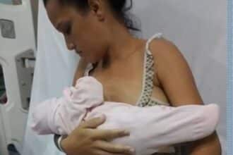 Mãe procura a sua outra gêmea depois do parto