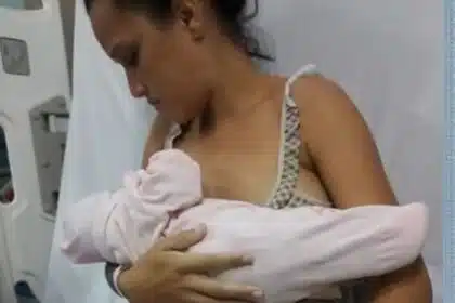 Mãe procura a sua outra gêmea depois do parto