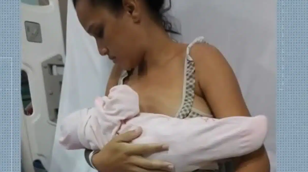 Mãe procura a sua outra gêmea depois do parto