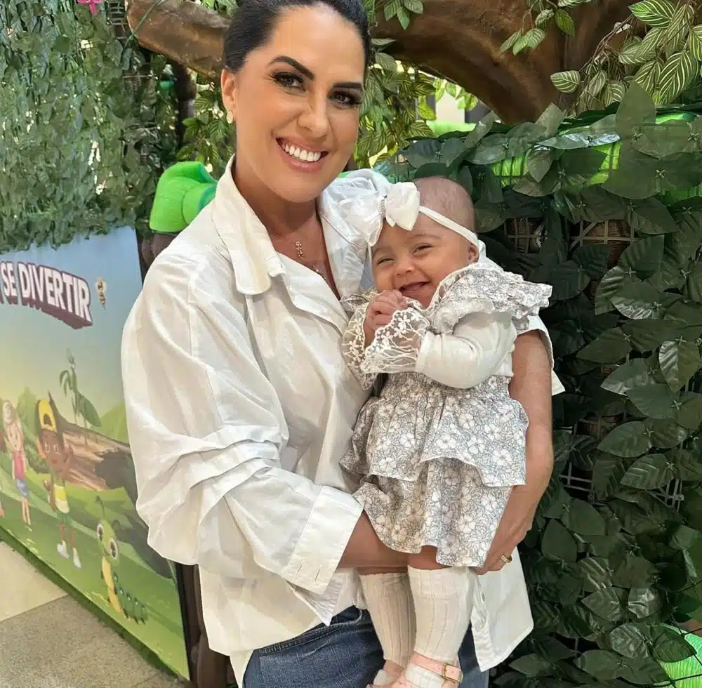 Graciele Lacerda com sua bebê passeando no shopping pela 1ª vez