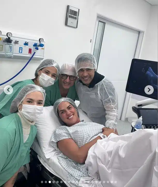 Graciele Lacerda exibindo momento que implantou embrião que seria sua filha