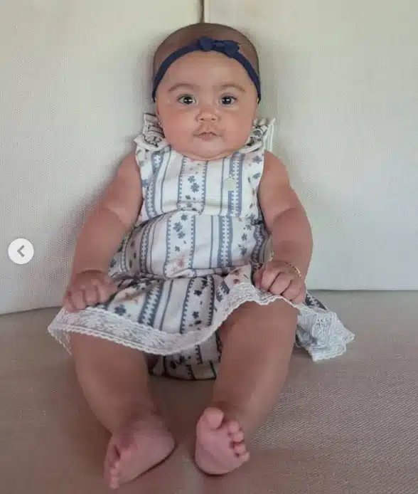 Graciele Lacerda mostrando a sua bebê no momento