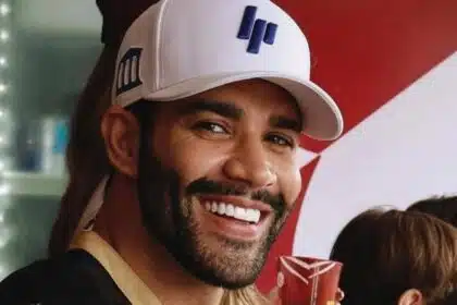Gusttavo Lima surge com a esposa e os filhos em jogo de futebol do time dele