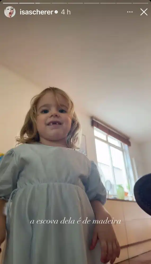 Mel, filha gêmea de Isa Scherer, mostrando sua janelinha
