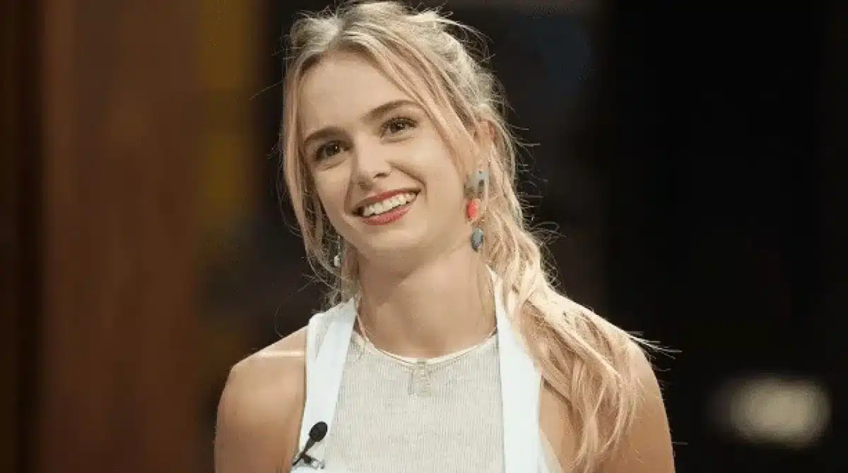 Isa Scherer mostrou a filha gêmea sem 2 dentinhos e explicou