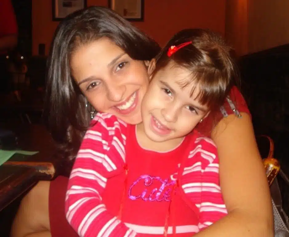 Isabella Nardoni ao lado de sua mãe
