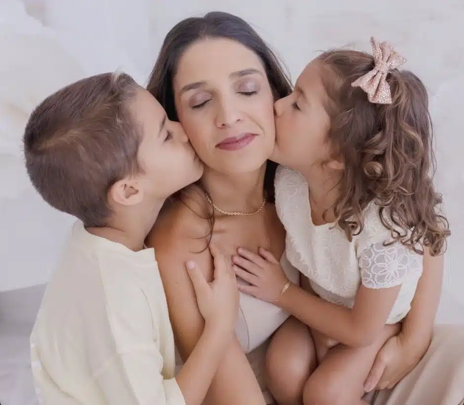 Mãe de Isabella Nardoni ao lado dos outros dois filhos