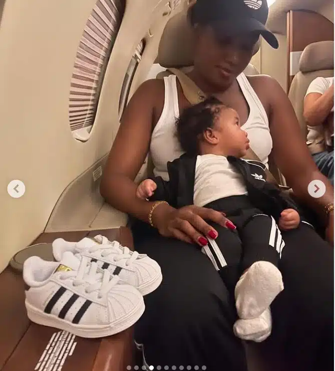 Iza no avião particular com sua filha