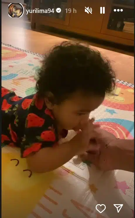Filha de Iza brincando com a pulseira do papai
