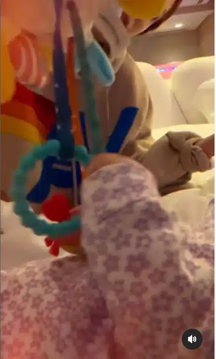Jade Magalhães mostrando a filha brincando