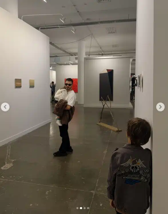 Junior surge com seus filhos em passeio em museu de arte e surpreende