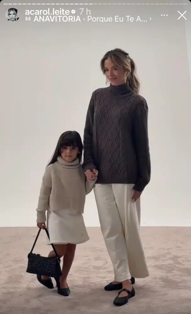 Esther, filha de Carol e Kaká, posa de modelo com a mãe