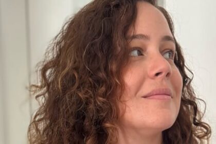 Leandra Leal mostra seu filho caçula engatinhando na sala de sua casa e surpreende