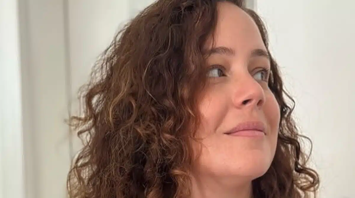 Leandra Leal mostra seu filho caçula engatinhando na sala de sua casa e surpreende