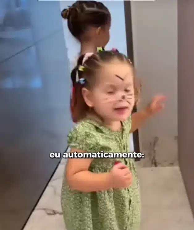 Suposta filha de Leonardo exibiu Maria Flor imitando um gato