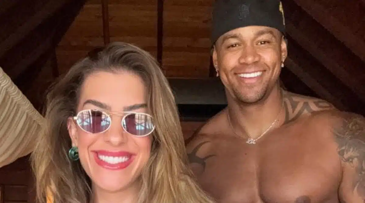 Lorena Improta, esposa de Léo Santana, mostra barriga de três meses