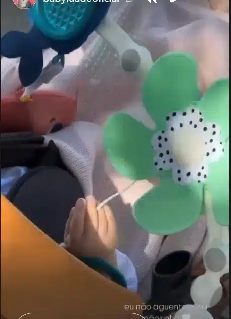 Bebê de Luan Santana durante passeio com sua mãe