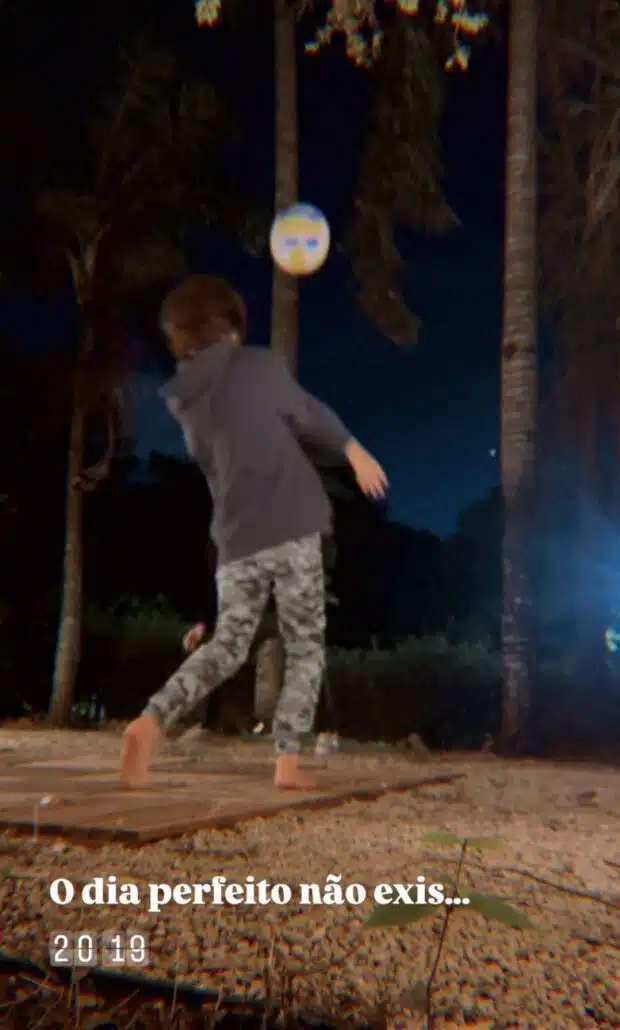 Lucas Lima no jardim de casa com seu filho com Sandy