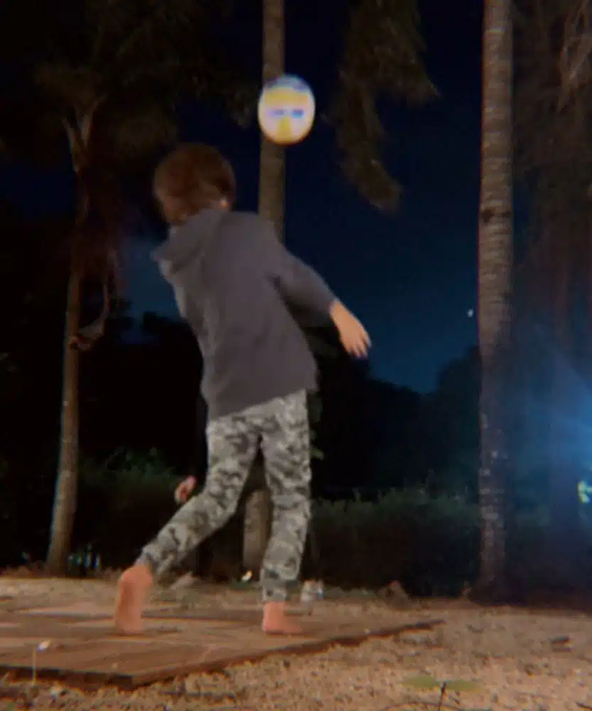 Lucas Lima no jardim de casa com o filho Theo