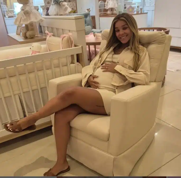 Esposa de Ludmilla escolhendo alguns detalhes do quarto de sua filha