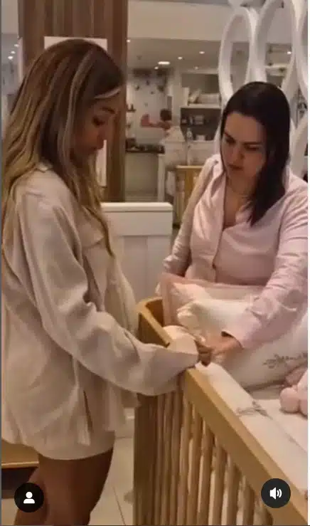 Brunna escolhendo detalhes pro quarto da filha com Ludmilla