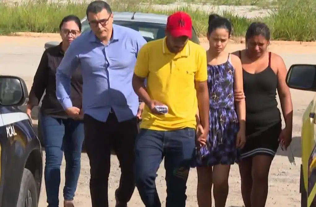 Mãe de Ana Beatriz acompanhada do marido e mais parentes