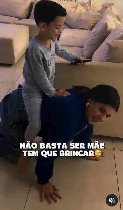 Mara Maravilha durante brincadeira com o filho
