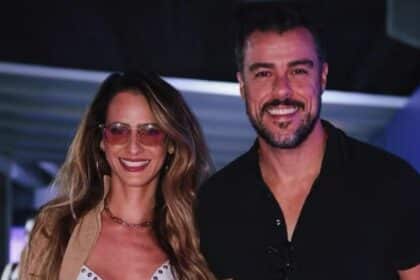 Marcella Fogaça posa com as gêmeas com Joaquim Lopes na sala de casa e revela mudança