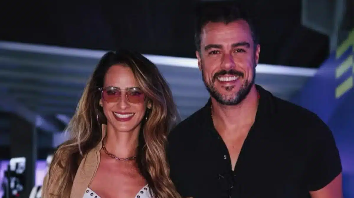 Marcella Fogaça posa com as gêmeas com Joaquim Lopes na sala de casa e revela mudança