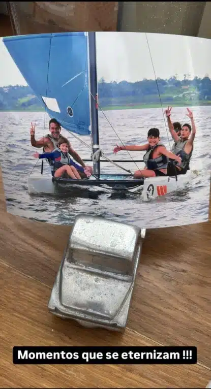 Marcus Buaiz surge com o filho de Isis Valverde e seus herdeiros com Wanessa Camargo em passeio de barco