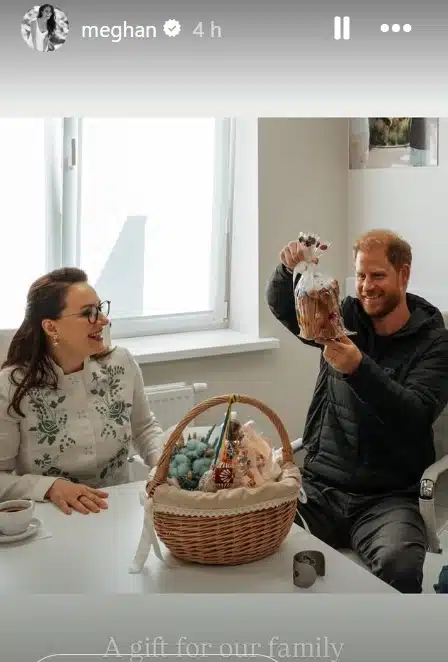 Príncipe Harry junto com presente que deu para a caçula com Meghan Markle