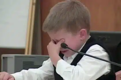 Menino que viu sua mãe afogar sua irmã falou