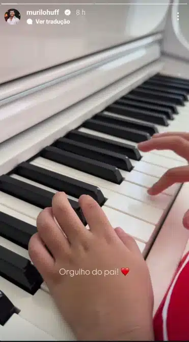 Filho de Murilo Huff e Marília Mendonça surge tocando piano e  desenvoltura impressiona