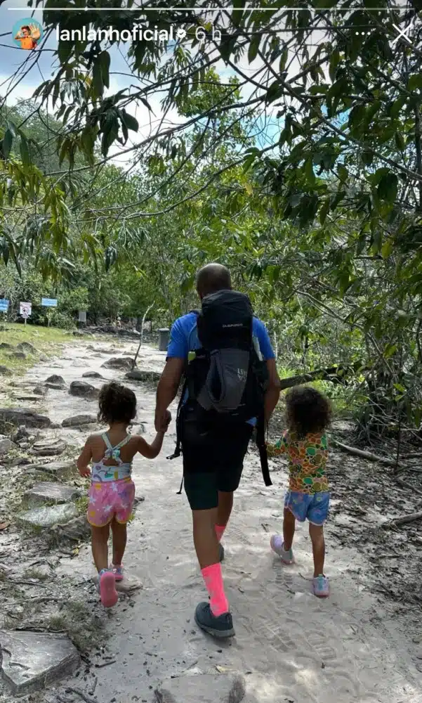 As gêmeas de Lan e Nanda Costa fazendo uma trilha na natureza