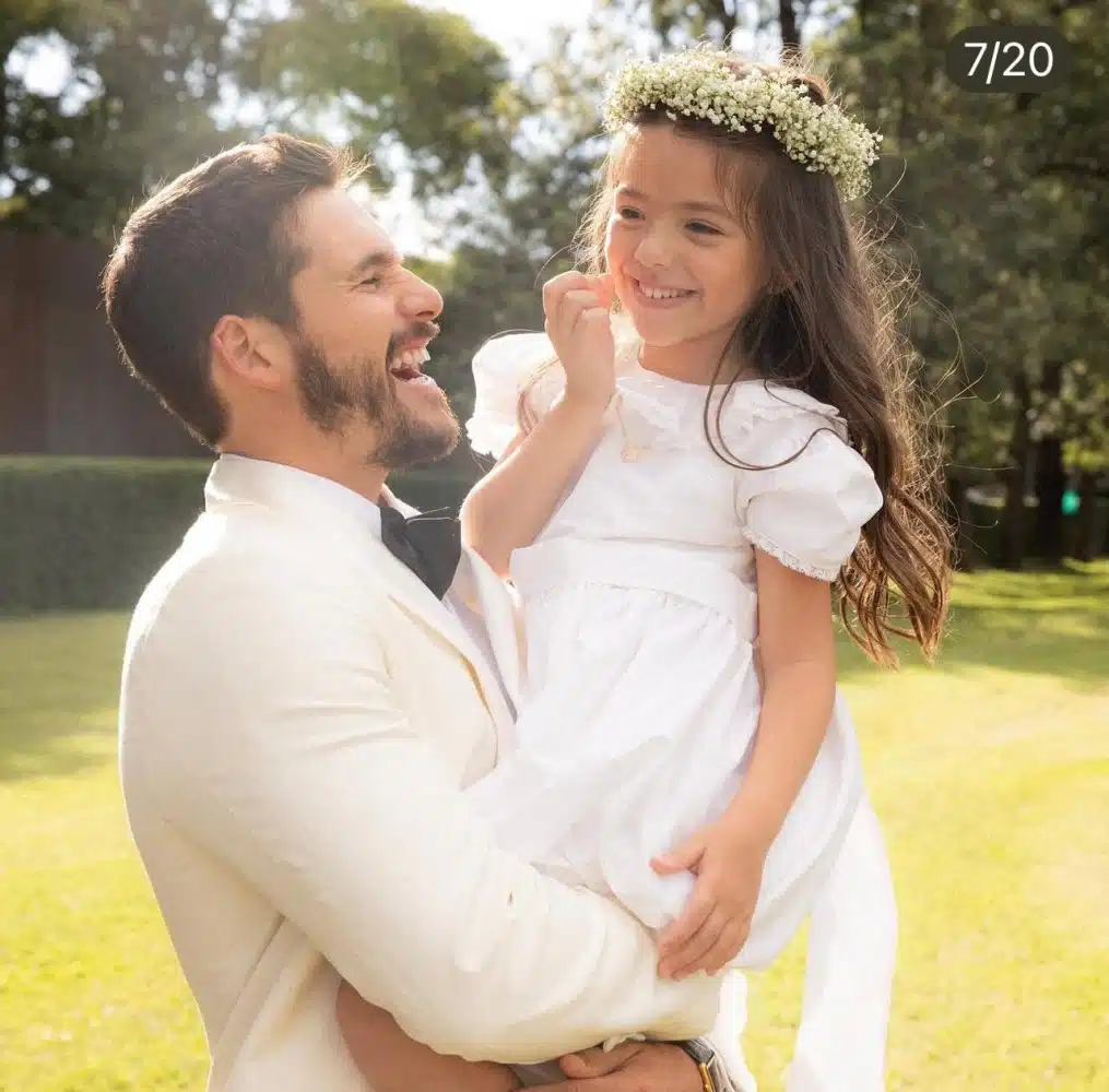 Nicolas Prattes em um lindo clique com sua daminha